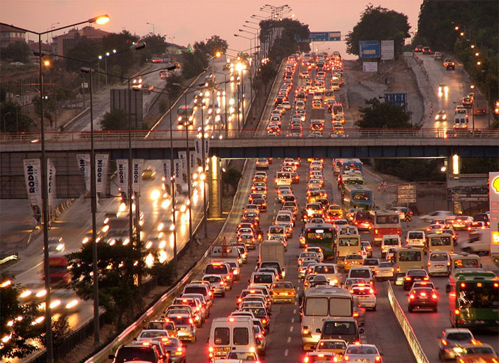 İstanbulluların trafik çilesi: 3,5 yılımız trafikte geçiyor| Haberler